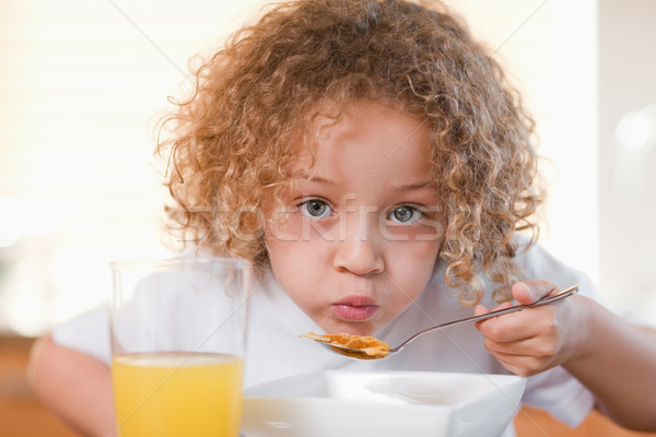 Jovem café da manhã cozinha comida vidro laranja Foto stock © wavebreak_media