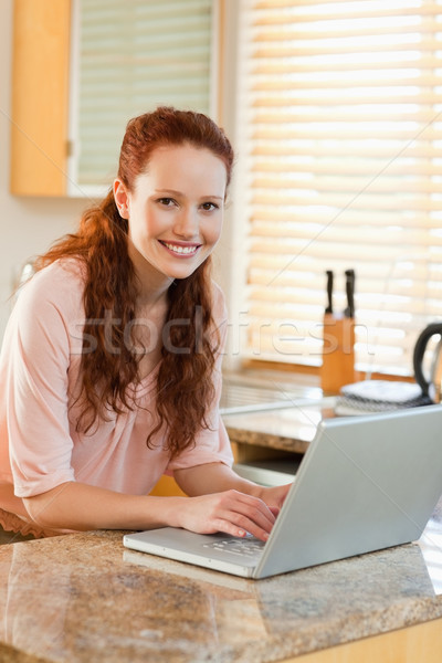 Foto stock: Mujer · sonriente · portátil · encimera · de · la · cocina · ordenador · Internet · feliz