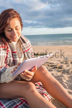 Jóvenes mujer atractiva usando la computadora portátil riendo océano cielo Foto stock © wavebreak_media