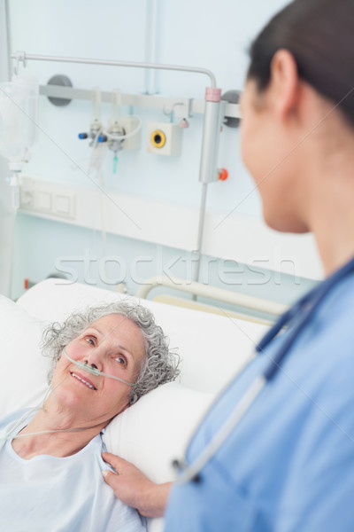 Sorridere paziente guardando infermiera ospedale stanza Foto d'archivio © wavebreak_media