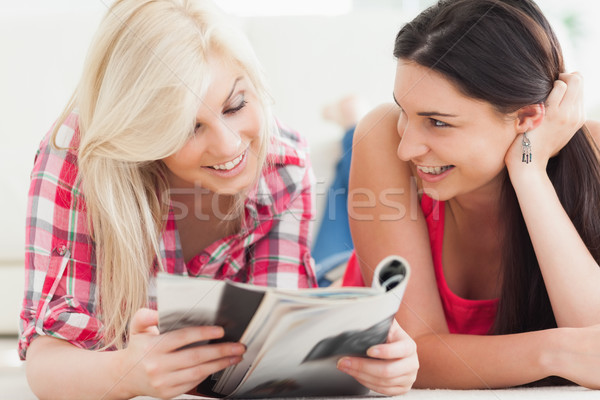 Stockfoto: Vrouwen · naar · catalogus · samen · glimlachend · huis