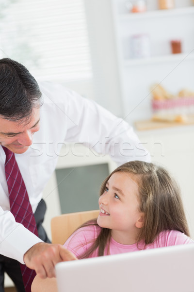 Stockfoto: Vader · wijzend · laptop · dochter · glimlachend · omhoog