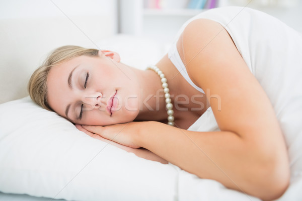 Dormir mujer perlas collar blanco dormitorio Foto stock © wavebreak_media