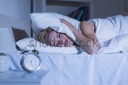 Despertar mujer despertador noche dormitorio Foto stock © wavebreak_media