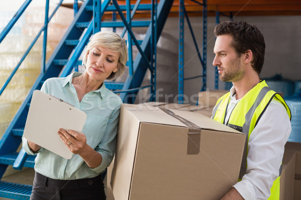 [[stock_photo]]: Entrepôt · gestionnaire · travailleur · regarder · presse-papiers