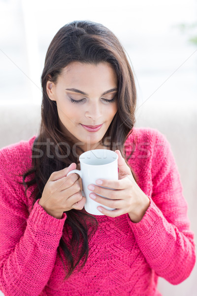 Foto stock: Sonriendo · hermosa · morena · relajante · sofá