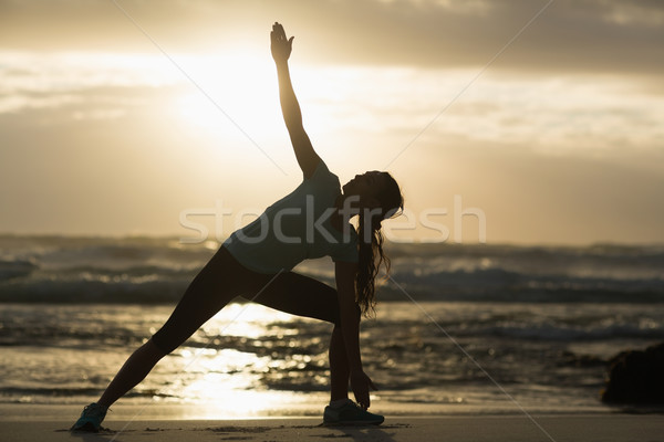 Sportos barna hajú nyújtás tengerpart este egészség Stock fotó © wavebreak_media