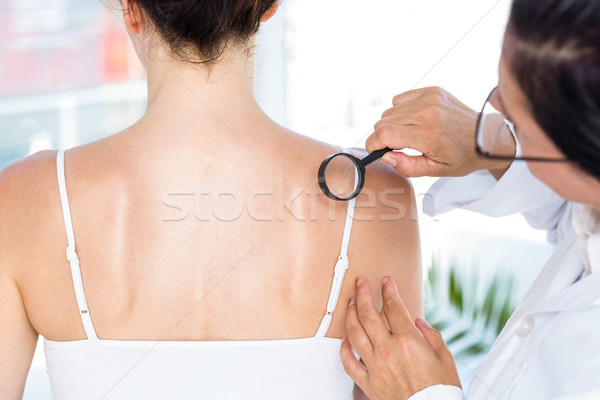 Médico examinar paciente lupa médicos oficina Foto stock © wavebreak_media