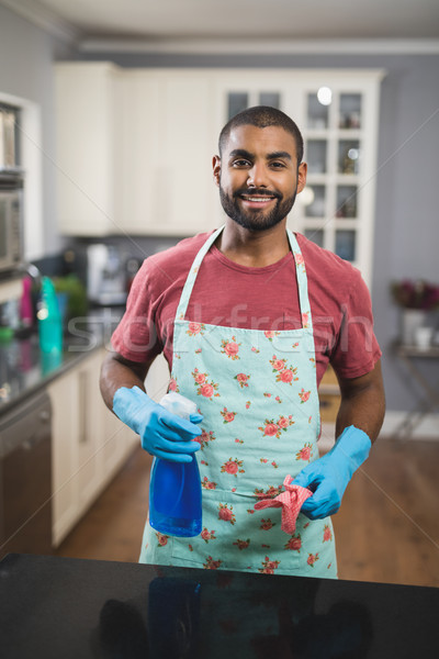 Foto stock: Retrato · sorridente · homem · spray · garrafa