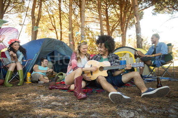 Masculin prieten joc chitară Imagine de stoc © wavebreak_media