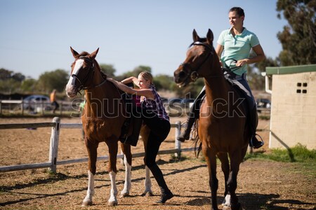 вид сбоку женщины друзей лошади Постоянный области Сток-фото © wavebreak_media