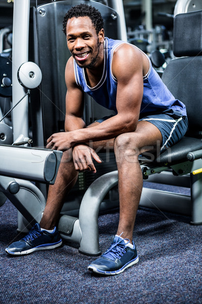 Sorridente muscular homem posando câmera ginásio Foto stock © wavebreak_media