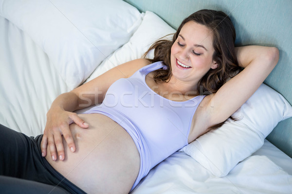 Mulher grávida cama casa mulher mãos grávida Foto stock © wavebreak_media