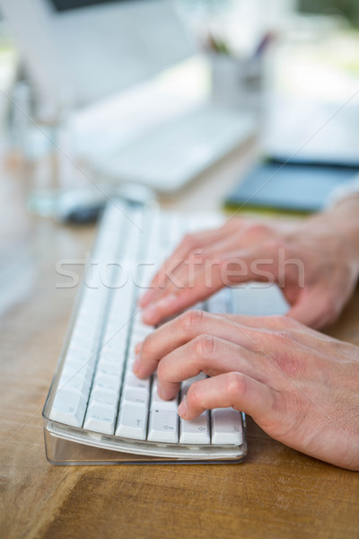 Masculin mains tapant clavier lumineuses bureau Photo stock © wavebreak_media