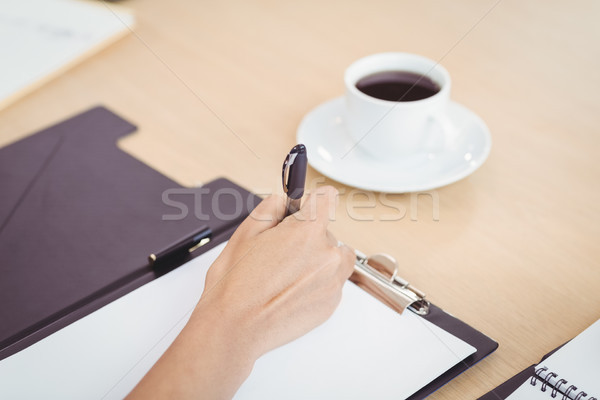 Femeie medici mână scris clipboard Imagine de stoc © wavebreak_media