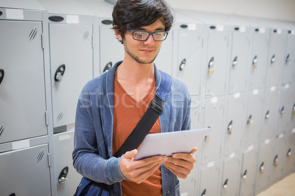 étudiant numérique comprimé vestiaire permanent homme [[stock_photo]] © wavebreak_media