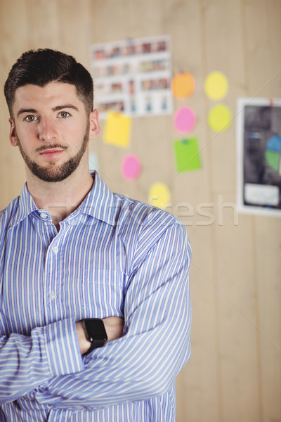 Portret inteligent om birou tânăr în picioare Imagine de stoc © wavebreak_media