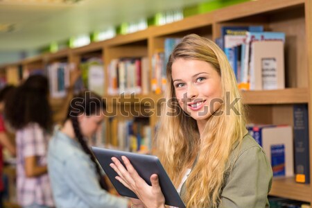 Sorridente feminino pessoal digital comprimido supermercado Foto stock © wavebreak_media