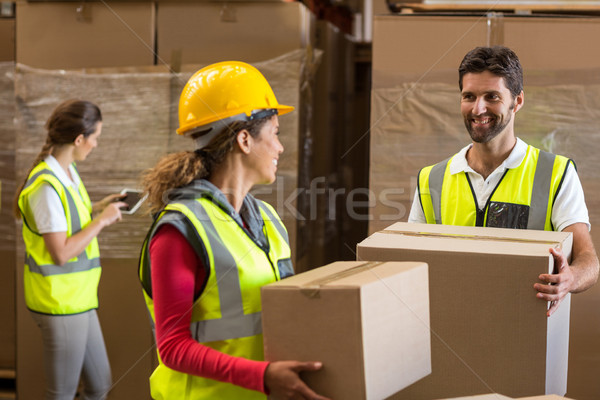Lächelnd Halle Arbeitnehmer tragen Karton glücklich Stock foto © wavebreak_media