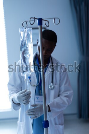 Porträt männlichen Arzt stehen Korridor Krankenhaus Mann Stock foto © wavebreak_media
