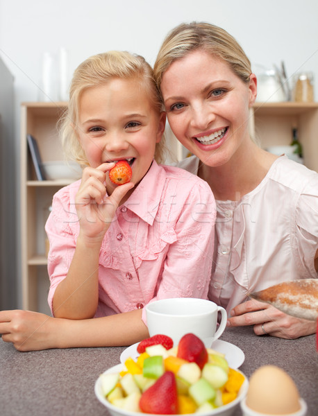 Atento mãe alimentação fruto filha cozinha Foto stock © wavebreak_media