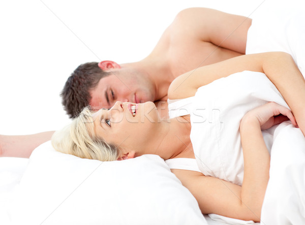 Iubitor cuplu relaxare pat fată Imagine de stoc © wavebreak_media