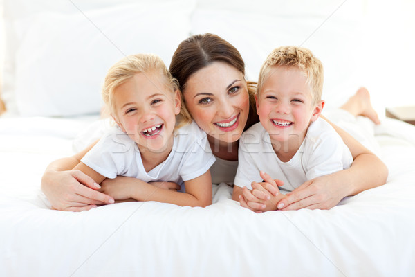 笑 孩子 播放 母親 床 家 商業照片 © wavebreak_media