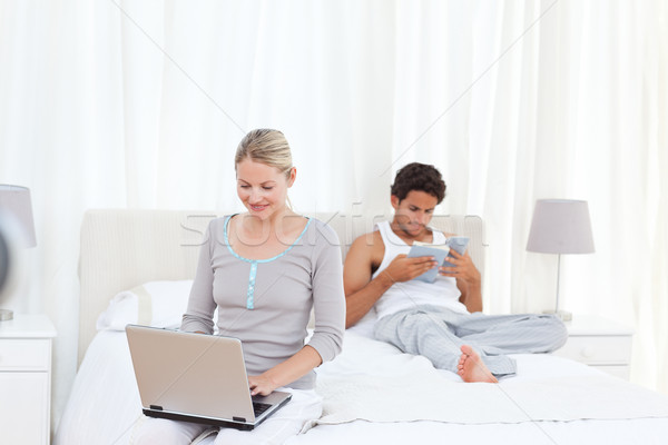 Stockfoto: Vrouw · werken · laptop · echtgenoot · lezing · home