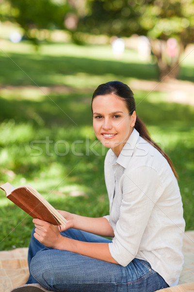 女性 読む 公園 笑顔 顔 草 ストックフォト © wavebreak_media
