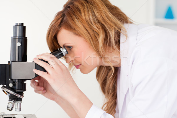 Foto stock: Atraente · cientista · olhando · microscópio · lab · mulher