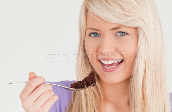 Portré jól kinéző szőke nő eszik torta konyha Stock fotó © wavebreak_media