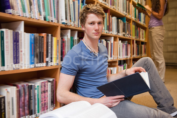 Masculin student carte bibliotecă educaţie Imagine de stoc © wavebreak_media