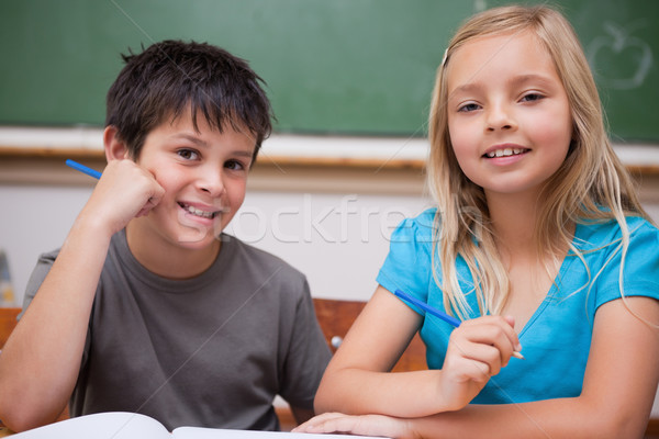Glimlachend leerlingen klas pen vrienden Stockfoto © wavebreak_media