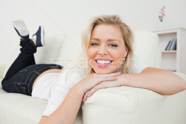 Vrouw glimlachen witte sofa handen jeans Stockfoto © wavebreak_media