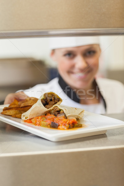 Сток-фото: улыбаясь · повар · пластина · обеда · ресторан · порядка