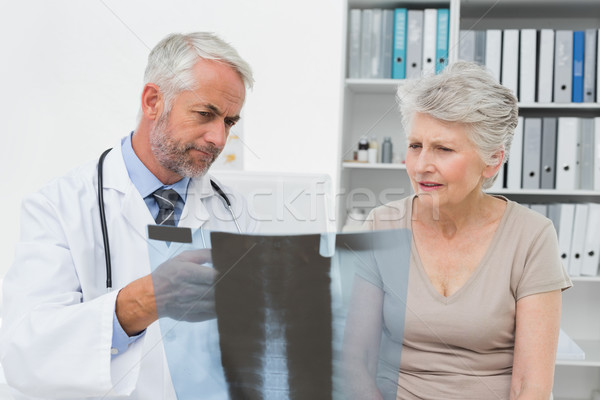 Stock fotó: Férfi · orvos · magyaráz · röntgen · idős · beteg · orvosi