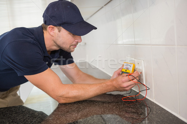 Stockfoto: Elektricien · werken · plug · stopcontact · keuken · man