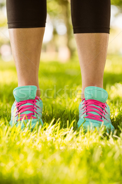 Frau Laufschuhe stehen Gras Park Körper Stock foto © wavebreak_media