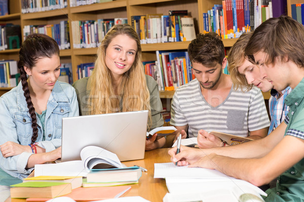 College studenti compiti per casa biblioteca gruppo donna Foto d'archivio © wavebreak_media