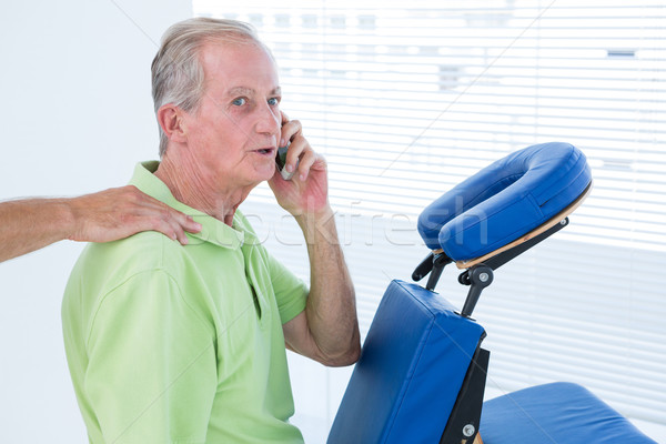 Mann zurück Massage sprechen Telefon medizinischen Stock foto © wavebreak_media