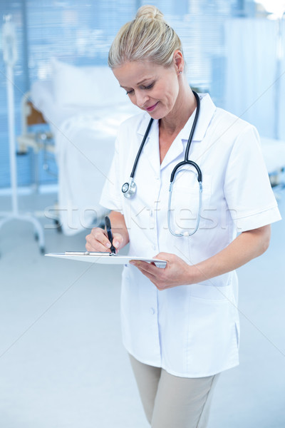 美麗 微笑 醫生 寫作 剪貼板 醫院 商業照片 © wavebreak_media