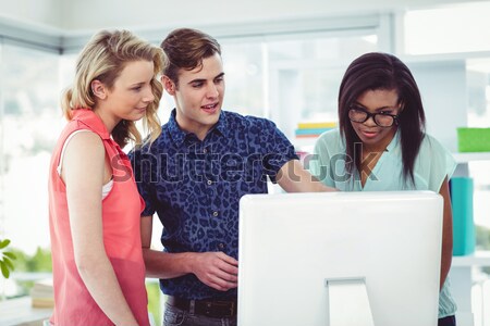 Echipa de afaceri folosind laptop cafea birou femeie fericit Imagine de stoc © wavebreak_media