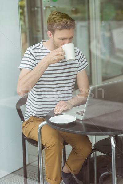 Stockfoto: Glimlachend · student · drinken · warme · drank · cafe · universiteit