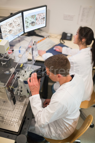 Foto stock: Bioquímica · estudantes · grande · microscópio · computador · universidade