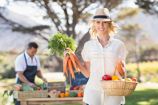 Femme blonde carottes portrait homme [[stock_photo]] © wavebreak_media