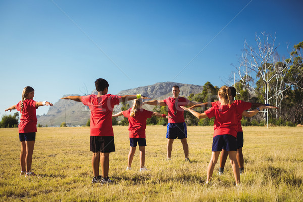 Antrenor pregătire copii porni tabără Imagine de stoc © wavebreak_media