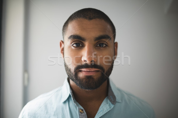 Retrato grave joven pared casa ventana Foto stock © wavebreak_media