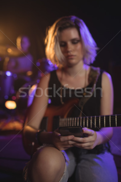 Guitariste mobiles séance discothèque Homme fille Photo stock © wavebreak_media