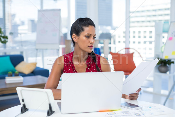 Weiblichen Executive schauen Dokumente arbeiten Schreibtisch Stock foto © wavebreak_media