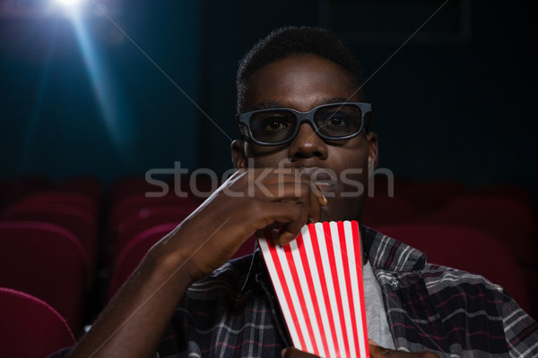 Homem pipoca assistindo filme teatro cinema Foto stock © wavebreak_media
